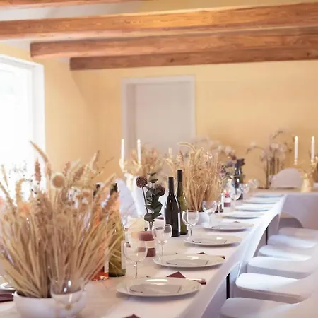 Event-bauernhof Zum Feiern Mit 56 Betten Holiday home Geroda (Saale-Orla)